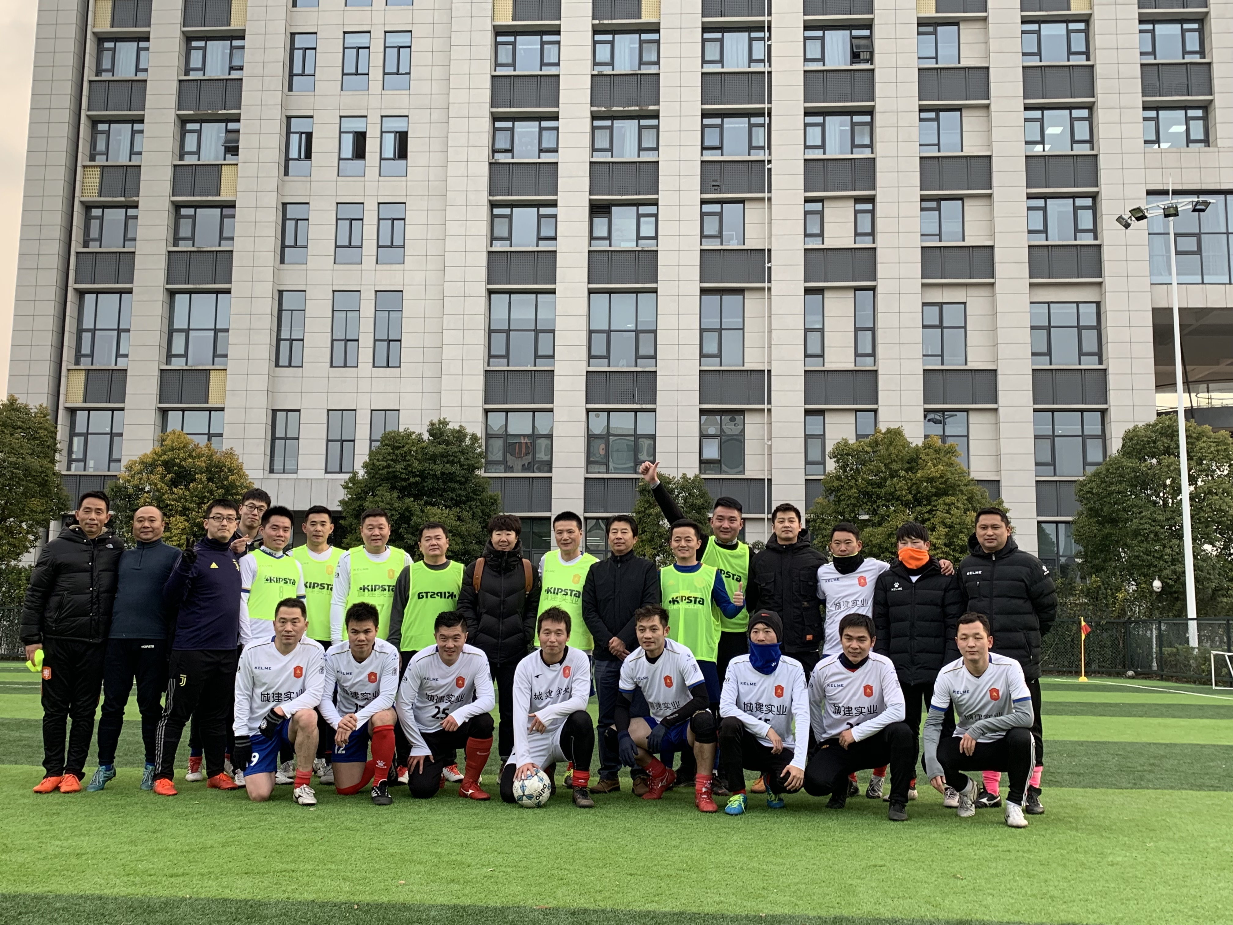 中國國家女子足球隊前隊長畢妍帶領北師大教工足球隊到訪我司.jpg